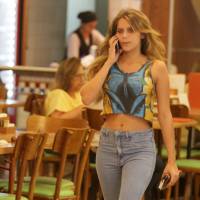 Isabella Santoni usa look com barriga de fora em passeio no shopping. Fotos!