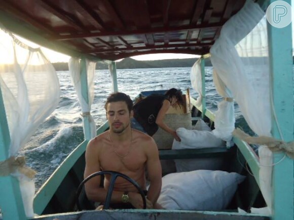 'Amores Roubados': Cauã Reymond pilotou um barco durante as gravações na Ilha de Rarrá em setembro de 2013