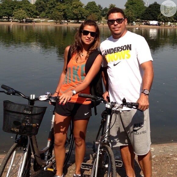 Ronaldo e a namorada, Paula Morais, passeiam de bicicleta, para ajudar a manter a boa forma