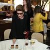 Costanza Pascolato corta o bolo de aniversário no Vogue Fashion's Night Out, nesta quinta-feira (19), em São Paulo