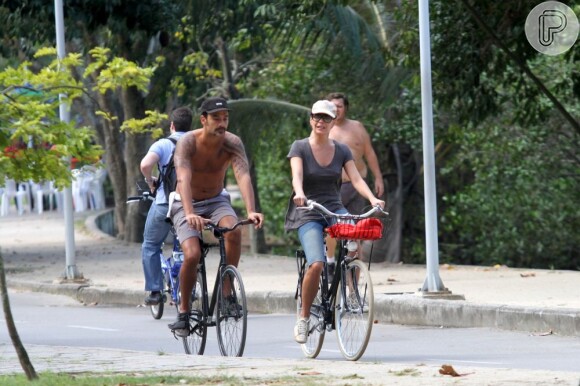Andar de bicicleta é um dos hobbies favoritos de Carolina Ferraz e Marcelo Martins