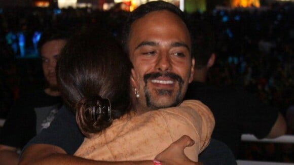 Namorado de Carolina Ferraz se irrita com assédio da imprensa no Rock in Rio