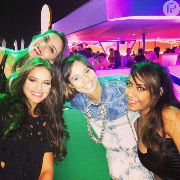 Bruna Marquezine acompanhou show de Ivete Sangalo e Beyoncé, no RIR, acompanhada da irmã de Neymar, Rafaella
