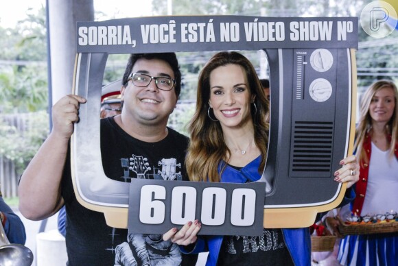 O apresentador e a apresentadora Ana Furtado comemorando o programa número 6000