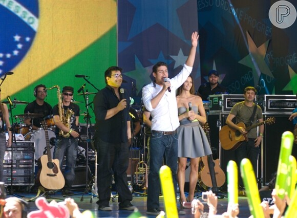 André Marques ao lado de Cauã Reymond e Fernanda Lima apresenta o Brazilian Day em Nova York, no ano de 2007