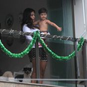 Juliana Paes, grávida e com Pedro no colo, ajuda sogra em decoração de Natal