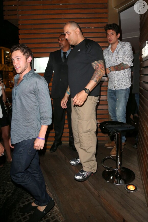 John Mayer e Phillip Phillips jantam em um restaurante japonês no Rio, em 20 de setembro de 2013