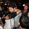 John Mayer é abraçado por fã em porta de restaurante