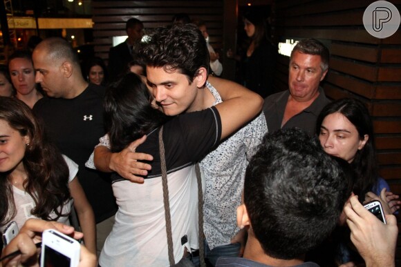 John Mayer é abraçado por fã em porta de restaurante