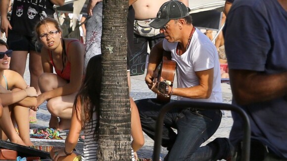 Bruce Springsteen toca violão no Arpoador antes de seguir para Cidade do Rock