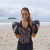 Juliana Paiva mostra treino na praia, que mistura boxe com treinamento funcional
