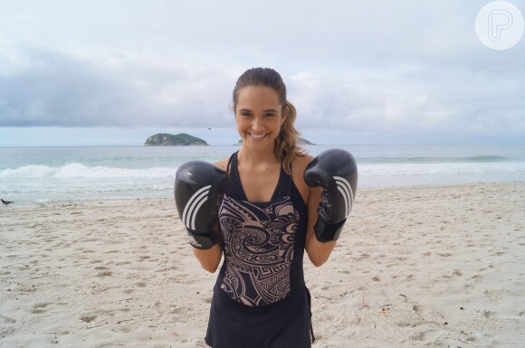 Juliana Paiva mostra treino na praia, que mistura boxe com treinamento funcional