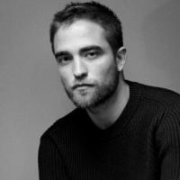 Robert Pattinson apresenta morena como namorada em festa: 'Casal perfeito!'