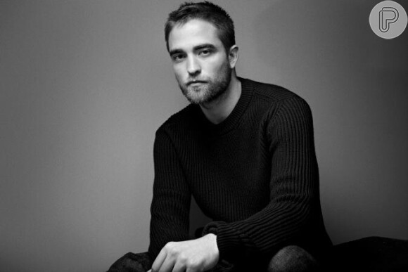 Robert Pattinson está namorando morena. Segundo o site 'Radar Online', ator apresentou a mulher em uma festa no sábado, dia 21 de setembro de 2013, como sua parceira