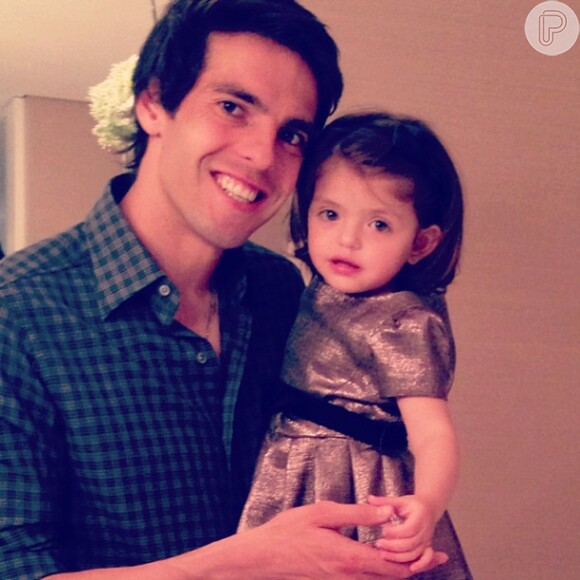 Kaká em momento paizão com a filha caçula, Isabella, de 2 anos