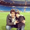 Kaká com o filho Luca no estádio de futebol. O menino contracenou com o pai para o comercial