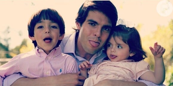 O jogador Kaká com os filhos Luca e Isabella. O jogador é total paizão e costuma postar fotos rodeado pelos seus filhos no seu site oficial. O primogênito também participa do comercial
