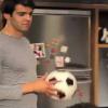 Na cena, Kaká pensa que os amiguinhos de Luca foram até a casa dele para conhecer o jogador