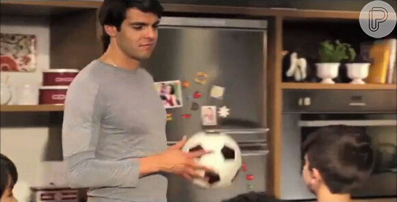 Na cena, Kaká pensa que os amiguinhos de Luca foram até a casa dele para conhecer o jogador