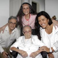 Dona Canô, mãe de Caetano e Bethânia, tem previsão de alta para as próximas 48h