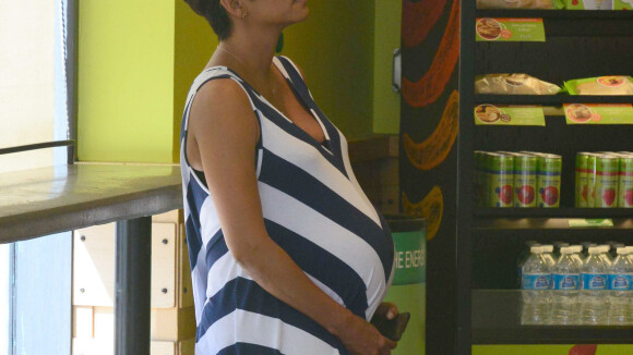 Halle Berry, grávida, exibe barrigão de nove meses em lanchonete nos EUA