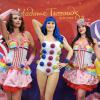 Modelos posam com a estátua de Katy Perry no Madame Tussauds