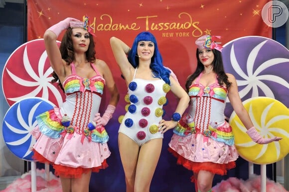 Modelos posam com a estátua de Katy Perry no Madame Tussauds