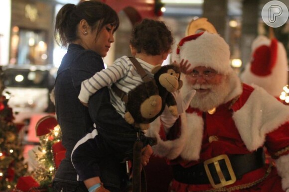Daniele Suzuki leva o filho para ver o Papai Noel em shopping do Rio (Foto: Marcus Pavão)