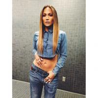Jennifer Lopez, aos 44 anos,  mostra barriga sequinha em rede social