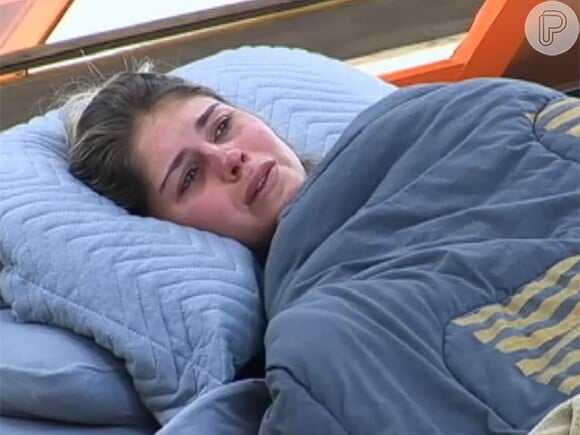 Ainda muito triste por causa da saída de Mateus, Bárbara Evans foi direto deitar na cama