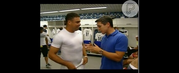 Enquanto Ronaldo conversa com o repórter Ivan Moré, Neymar aparece no cantinho direito da tela