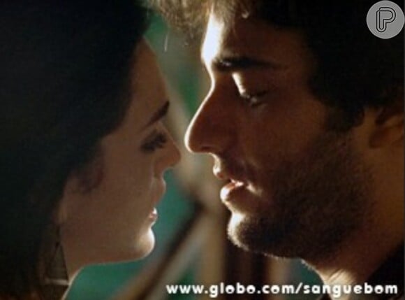 Giane (Isabelle Drummond) afirma que acredita em Fabinho (Humberto Carrão) e o beija, em 'Sangue Bom'