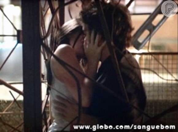 Giane (Isabelle Drummond) e Fabinho (Humberto Carrão) se beijam pela primeira vez em 'Sangue Bom'