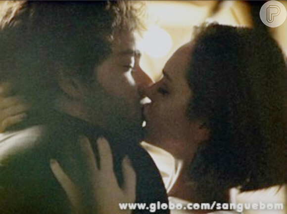 Giane (Isabelle Drummond) beija Fabinho (Humberto Carrão) em 'Sangue Bom', em 1º de outubro de 2013