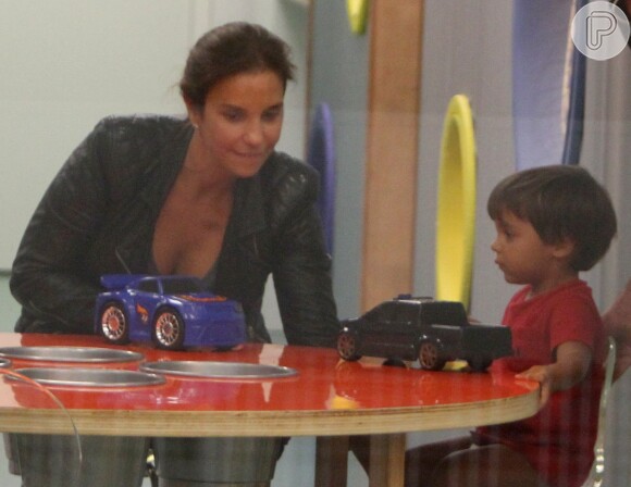 Marcelo aproveita que a mãe também é uma 'moleca' para ter companhia na brincadeira com carrinhos