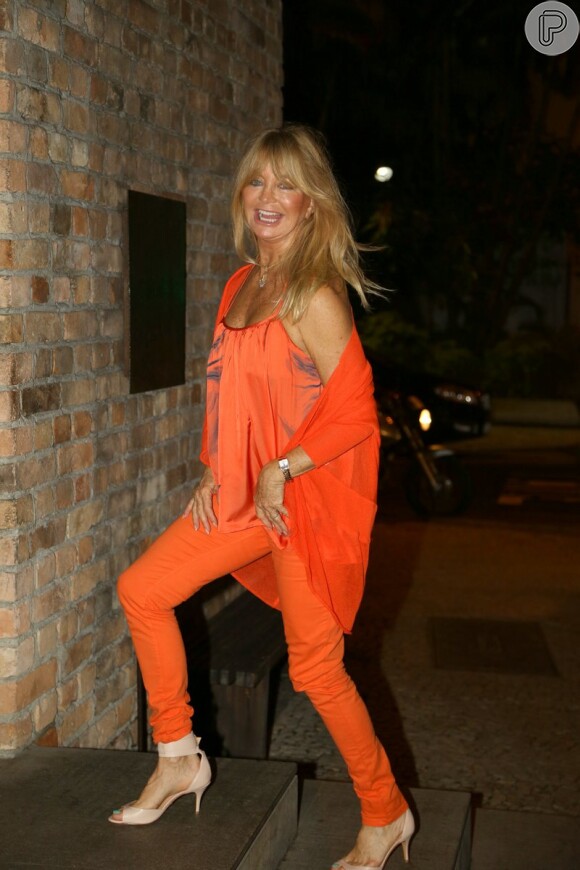 Goldie Hawn sorri para os fotógrafos na porta do restaurante Gero, em Ipanema, no Rio