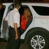 Goldie Hawn chega ao restaurante acompanha de seguranças