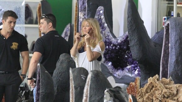 Goldie Hawn, mãe de Kate Hudson, confere pedras em marmoraria do RJ