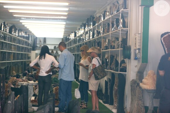 Goldie Hawn e amiga observam pedras em marmoria do Rio de Janeiro