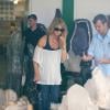 Goldie Hawn escolhe look simples para ir à marmoraria no Rio de Janeiro