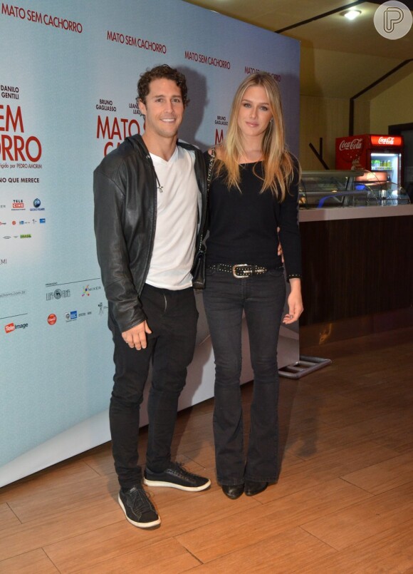 Fiorella Mattheis e o marido, Flavio Canto, prestigiam o lançamento do filme 'Mato Sem Cachorro'