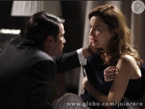 Após passar uma noite com Franz (Bruno Gagliasso), Silvia (Nathalia Dill) se faz de vítima, em 'Joia Rara'