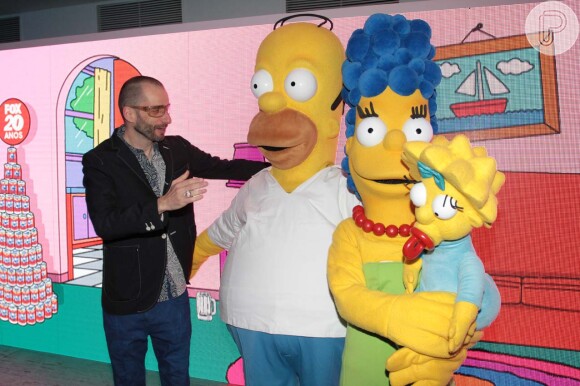 Cazé posa com a família Simpson na festa de comemoração dos 20 anos da Fox no Brasil