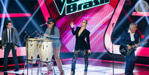 Para a estreia da segunda temporada de 'The Voice Brasil', nesta quinta-feira, 3 de outubro de 2013, Claudia Leitte escolheu um look com super decote. Ela não foi a única que optou pelo modelo