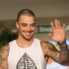 Felipe Titto exibe tatuagens em desfile de SP