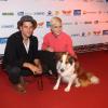 Bruno Gagliasso e a atriz Leandra Leal com o cachorro que integra o elenco do filme