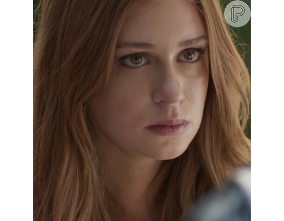 Eliza (Marina Ruy Barbosa) fica sem entender nada ao ser flagrada por Arthur (Fabio Assunção), na novela 'Totalmente Demais': 'Queria saber por onde começar'