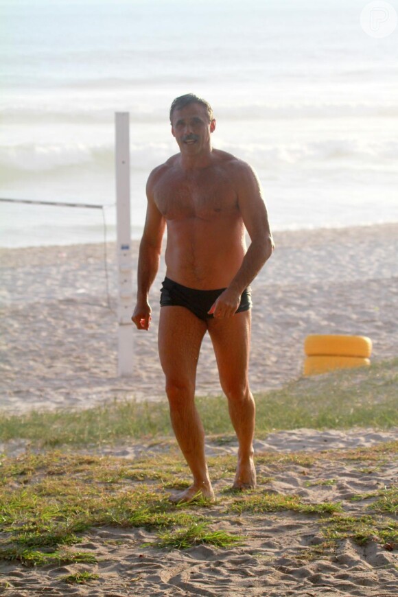 Aos 52 anos, Oscar Magrini exibe boa forma com frequência nas praias do Rio de Janeiro