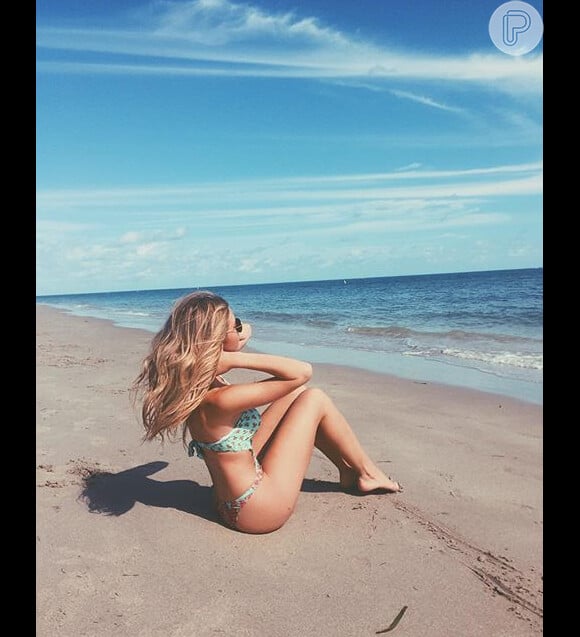 A atriz Hanna Romanazzi exibe as novas curvas conquistadas com exercícios físicos em fotos nas suas redes sociais