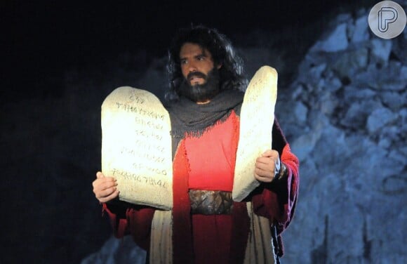Moisés (Guilherme Winter) entregou ao povo hebreu as leis de Deus na novela 'Os Dez Mandamentos - Nova Temporada'
